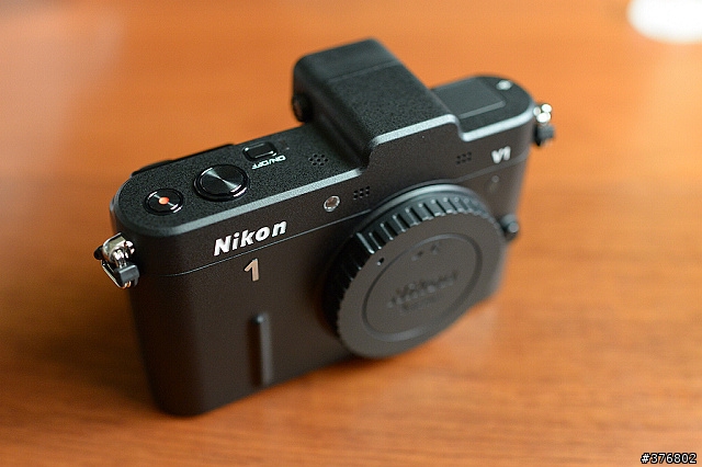 [開箱] 不是鐵桿粉絲還真買不下手的EVIL: Nikon V1