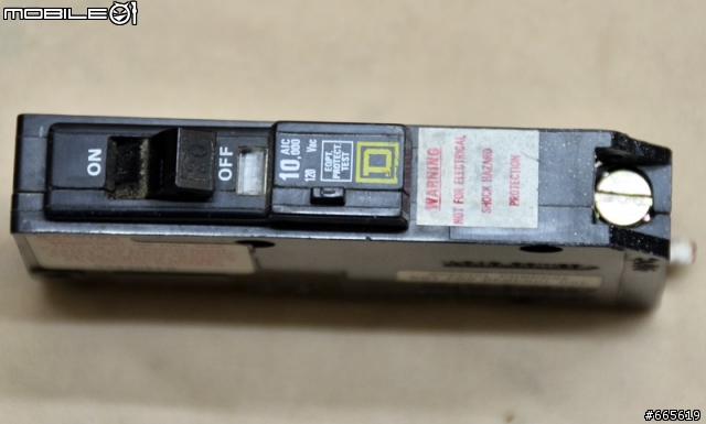 [求救] 這種特殊的無熔絲開關要去哪買?