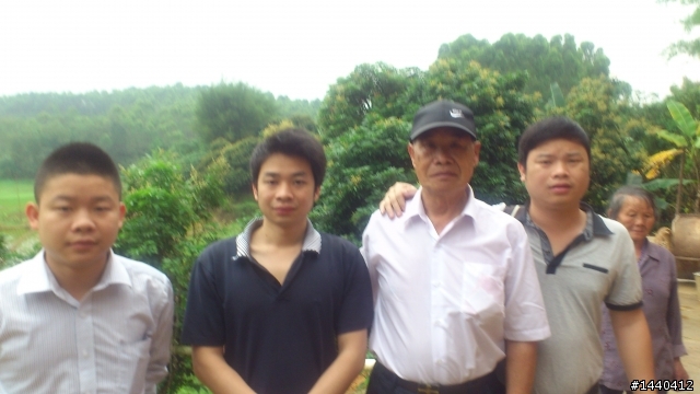 照片顏色太淡~請高手幫我處理三張親人的合照~~