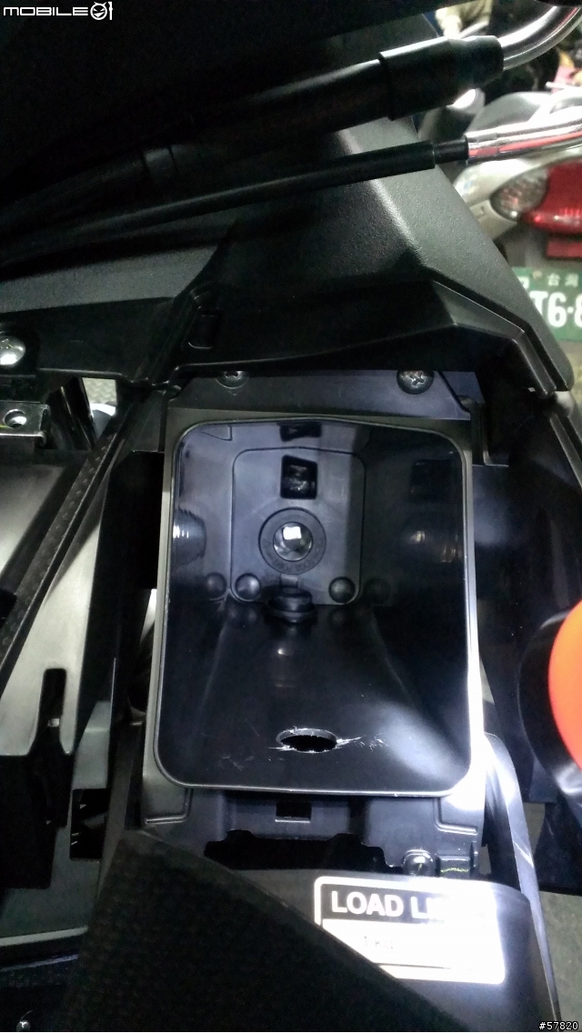 分享：TMAX530加裝DC12V車充！