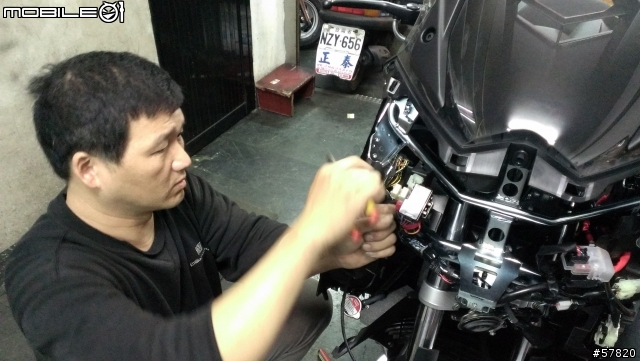 分享：TMAX530加裝DC12V車充！