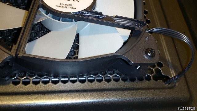 海盜 H100i 卡到 主機板散熱片，求解多謝(已解)