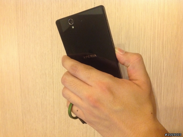 Xperia Z裝上防摔環還蠻不錯的〜