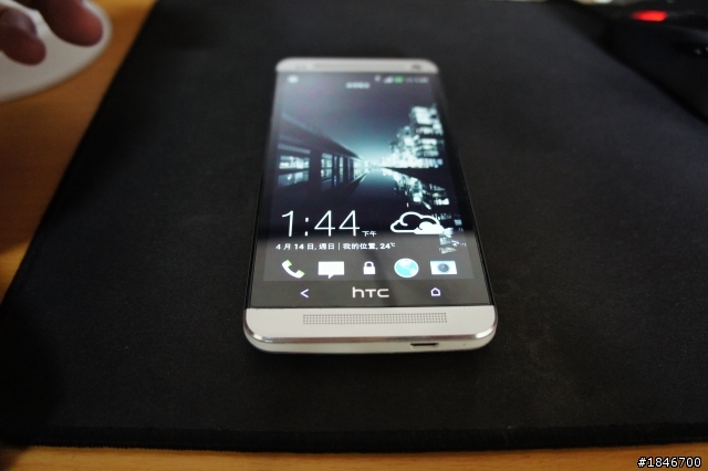 請問 HTCONE 關於 HONE鑑 根返回鑑的發燈亮 這樣算正常嗎 時有時無