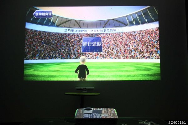 [開箱]BENQ W1080ST v.s. XBOX kinect超超超短焦投影