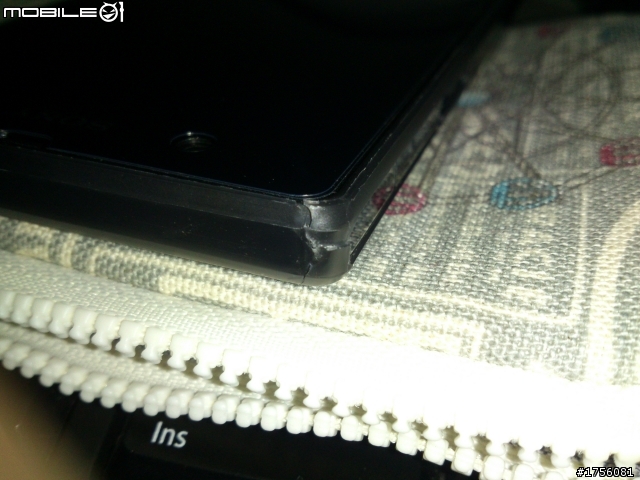 Xperia Z simplism極薄保護殼裂開了~