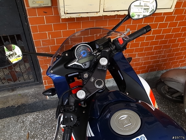 路邊超帥的cbr 250