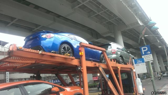 帥啊  SUBARU  BRZ跟兩台俺不認識的車子