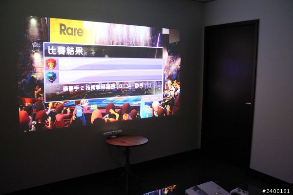 [開箱]BENQ W1080ST v.s. XBOX kinect超超超短焦投影