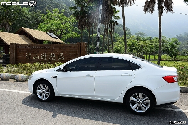 強調操控：Sedan 2.0T胎紋大不同
