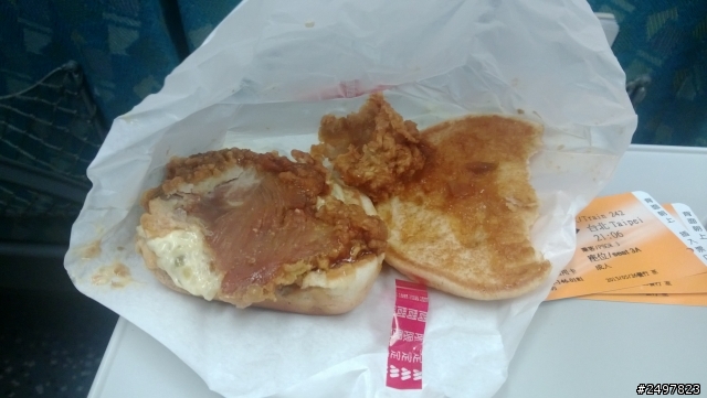 速食店漢堡最新產品 南洋雞腿乾漢堡(附圖，記者上工囉)
