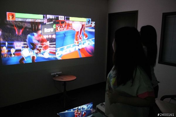 [開箱]BENQ W1080ST v.s. XBOX kinect超超超短焦投影
