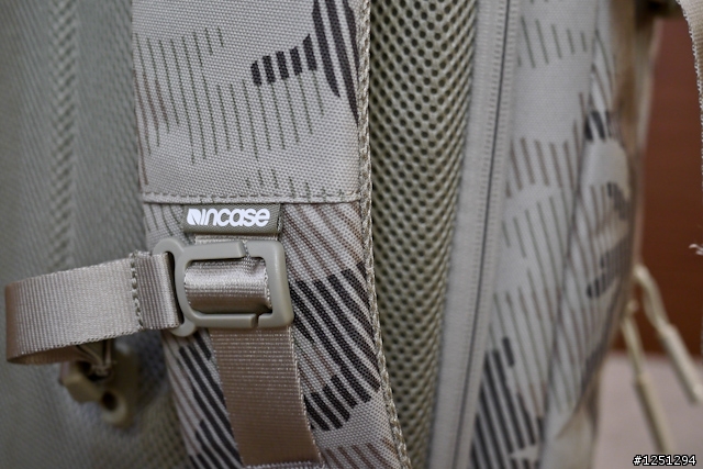 [亂開箱] incase DSLR Pro Pack 迷彩後背包