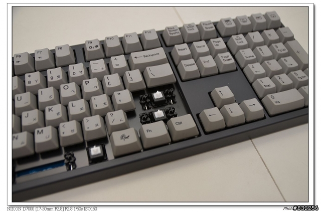 [開箱] Ducky 9008G2pro  白軸/中刻/PBT/熱昇華/灰鍵帽