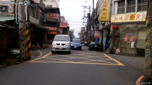 巷子這麼小 小姐 妳這樣開 是要我捍衛直行車路權嗎???