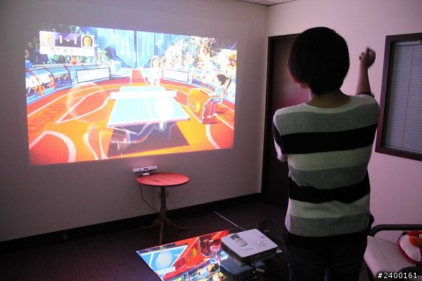 [開箱]BENQ W1080ST v.s. XBOX kinect超超超短焦投影