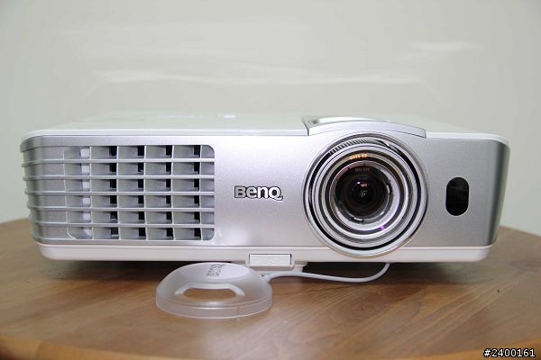 [開箱]BENQ W1080ST v.s. XBOX kinect超超超短焦投影