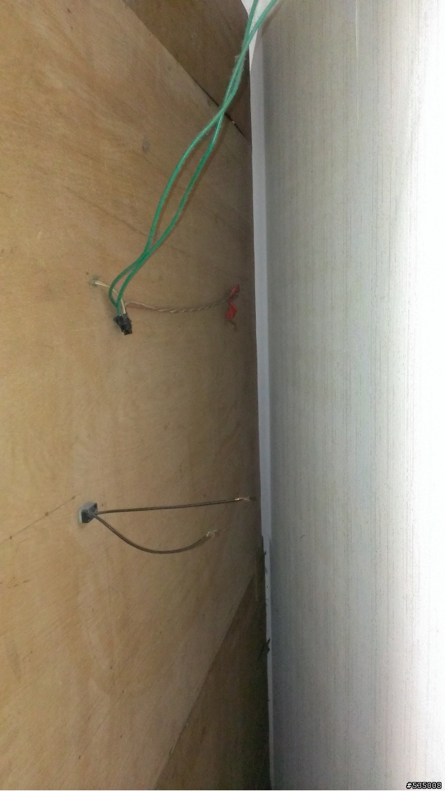讓梳梳妝台的電源能啟動電燈，是關於接電線的問題。