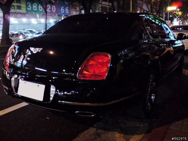 一出門就遇到Bentley Flying Spur