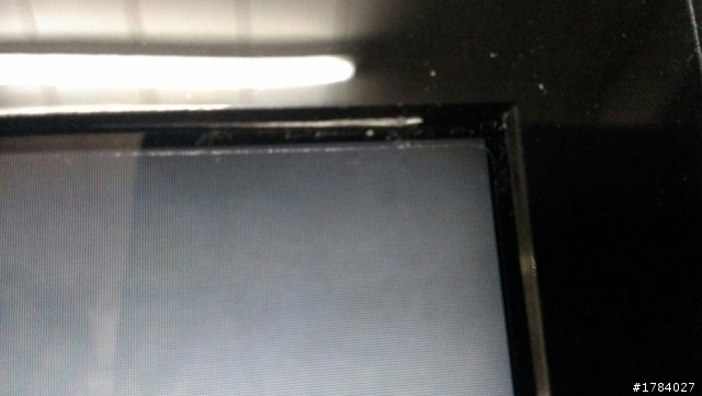 螢幕邊框出現白色不明物體)