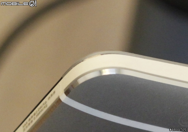 HTC new one有塑膠射出殘膠的問題，給大家購機前參考