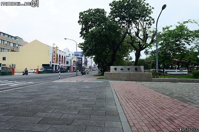 屏東市中山公園的松鼠吃香焦