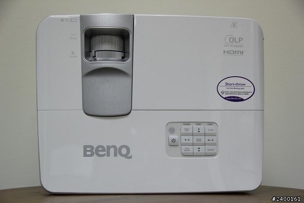 [開箱]BENQ W1080ST v.s. XBOX kinect超超超短焦投影