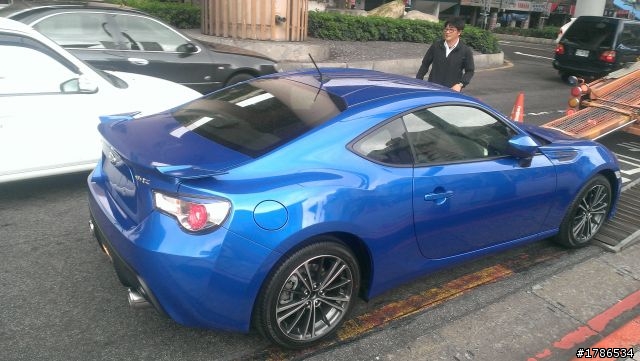 帥啊  SUBARU  BRZ跟兩台俺不認識的車子
