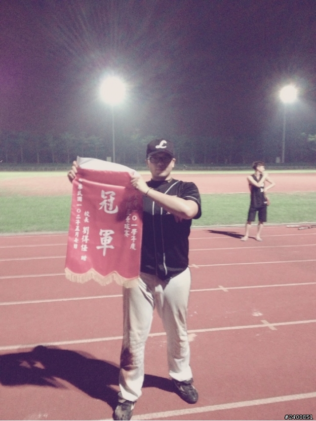 嘿嘿 請大家幫我惡搞一下!! 順便幫忙把後面的人PS掉...