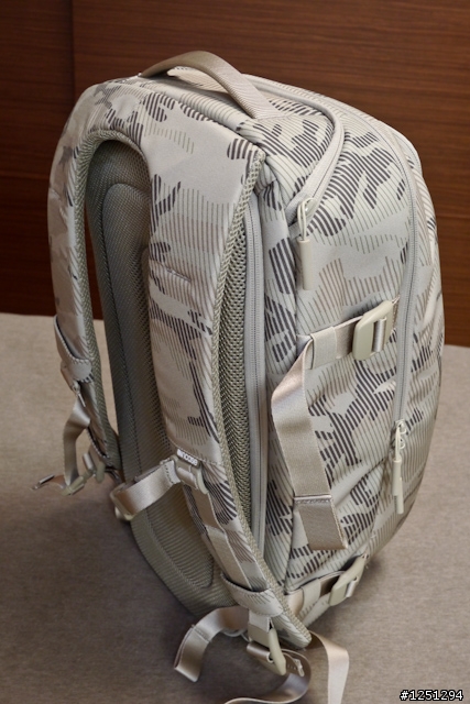 [亂開箱] incase DSLR Pro Pack 迷彩後背包