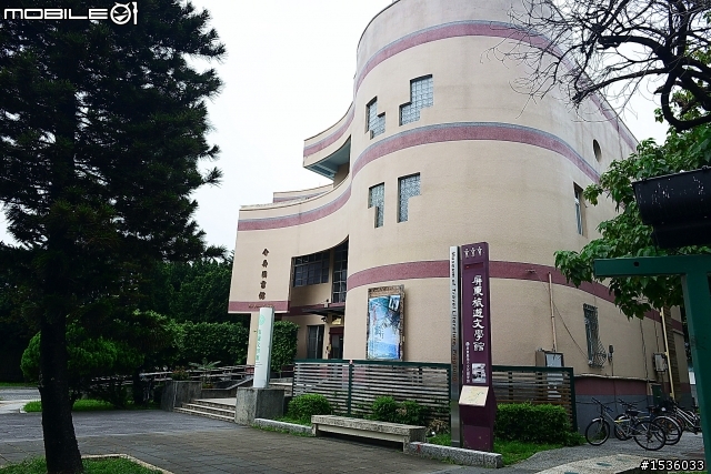 屏東市中山公園的松鼠吃香焦