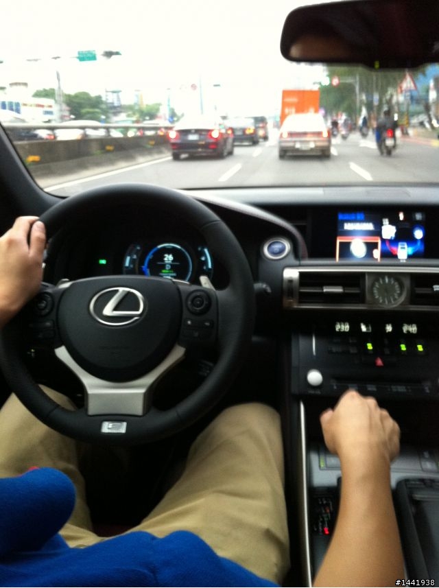 IS 300H Sport  陪試駕