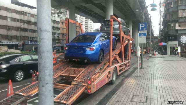 帥啊  SUBARU  BRZ跟兩台俺不認識的車子
