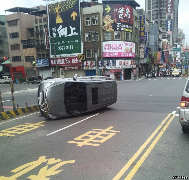 好奇的問有誰知道這位車主是怎麼開的……