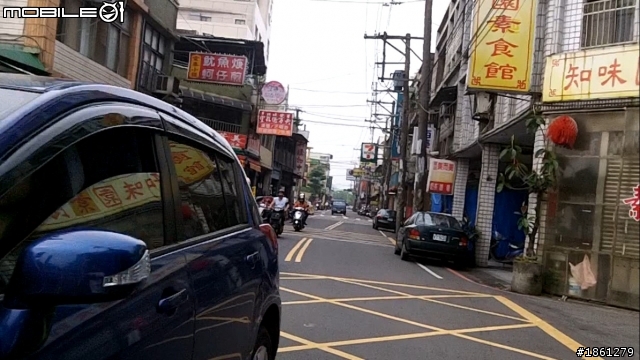 巷子這麼小 小姐 妳這樣開 是要我捍衛直行車路權嗎???