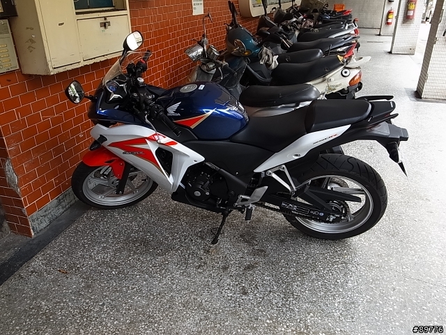路邊超帥的cbr 250