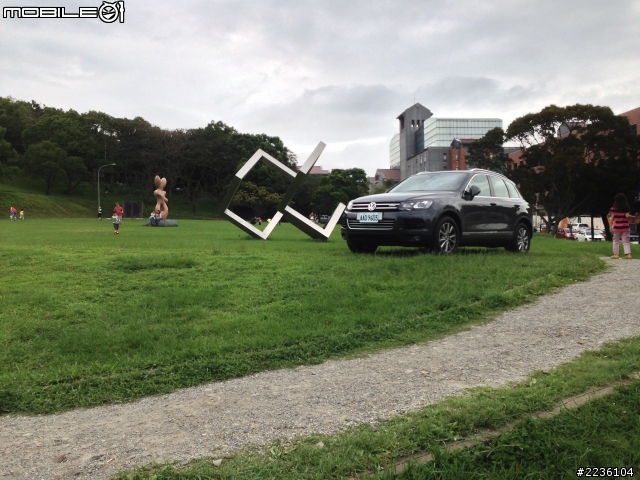 台北藝大違停草地的Touareg