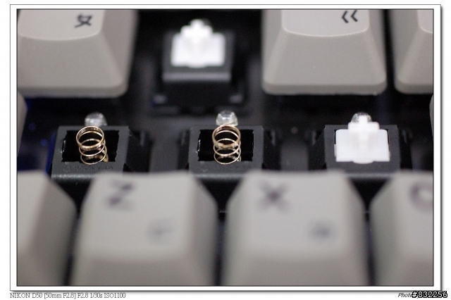[開箱] Ducky 9008G2pro  白軸/中刻/PBT/熱昇華/灰鍵帽