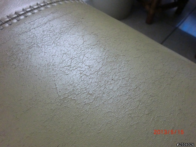 請問小牛皮沙發這算不算龜裂?