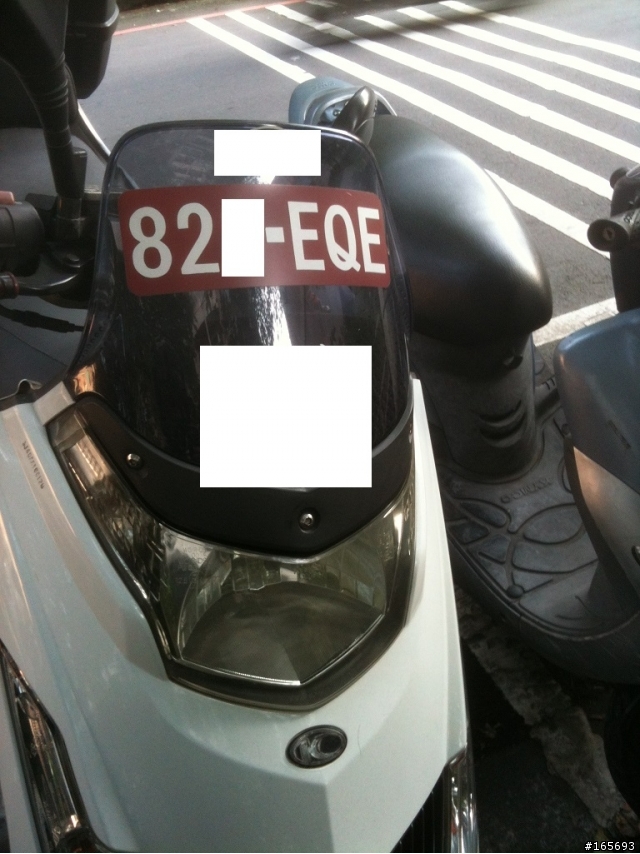 這算偽造車牌吧.....