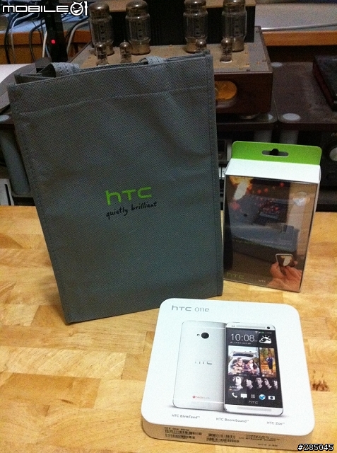 等了好久的銀色 64G New HTC One 終於到手啦~