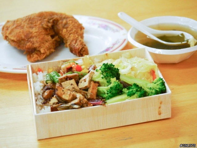 新竹市光復路上意外超好吃的雞腿飯