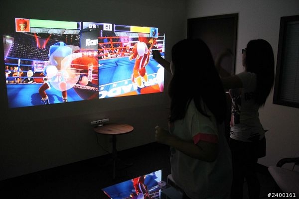 [開箱]BENQ W1080ST v.s. XBOX kinect超超超短焦投影