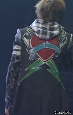 關於五月天阿信在第23屆金曲獎演唱 "2012 " 時的那件披風外套
