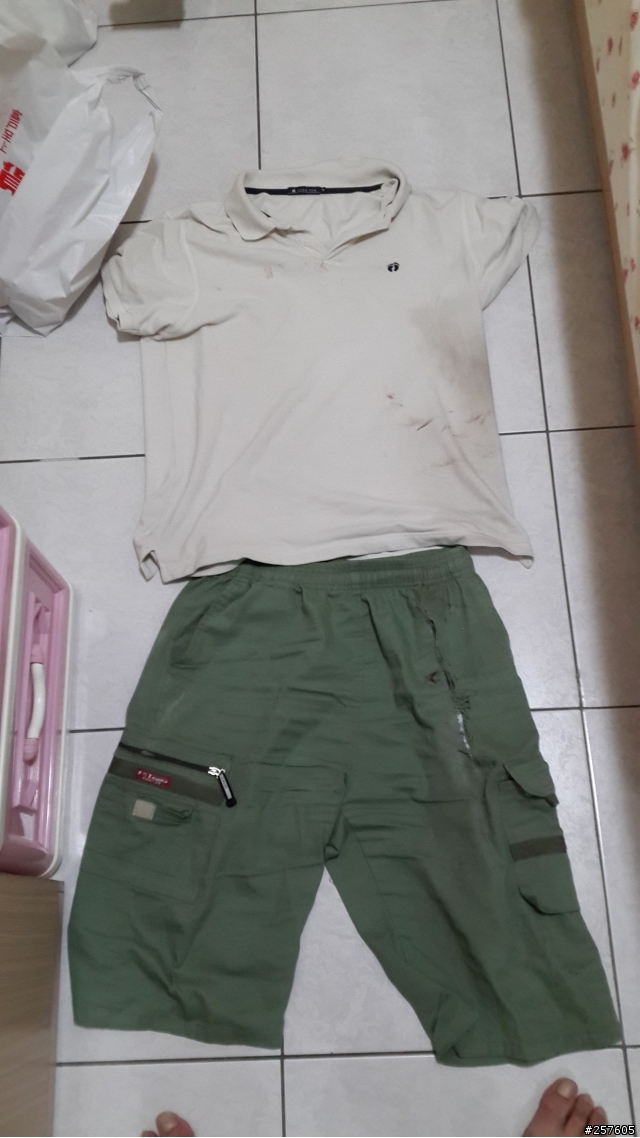 對方開車門 ~ 而我摔倒沒有碰撞到他的車子 ~ 所以對方不需要負任何責任 .....