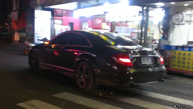 路上驚見跑車。 想請問價值。
