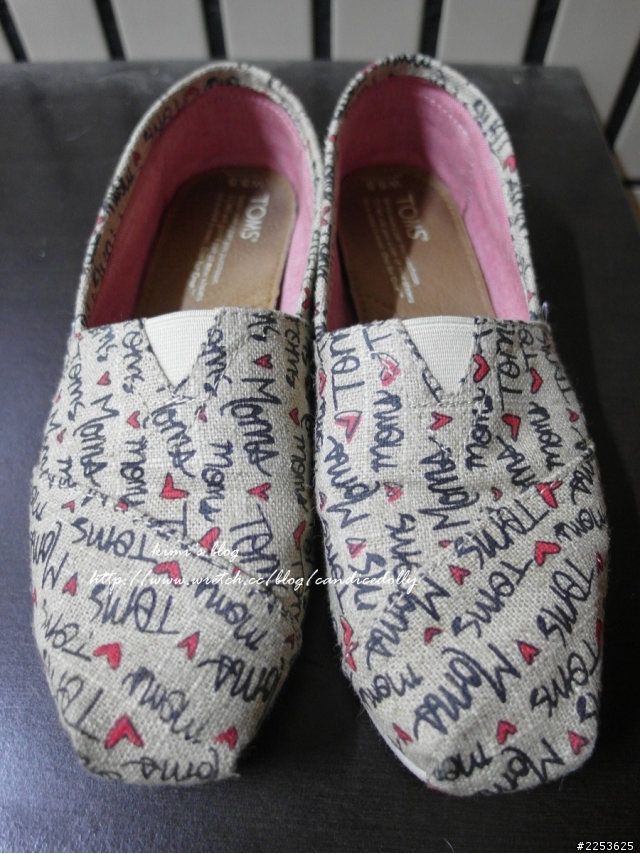 TOMS x Mom Hearts愛心字母款