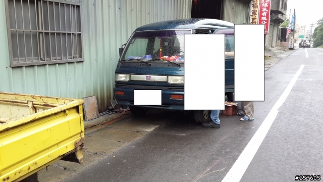 對方開車門 ~ 而我摔倒沒有碰撞到他的車子 ~ 所以對方不需要負任何責任 .....