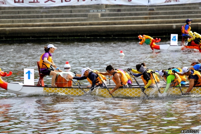 高雄愛河龍舟賽  有比基尼女選手喔!!