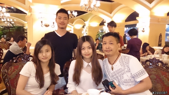請高手幫我把後面那顆頭修掉...